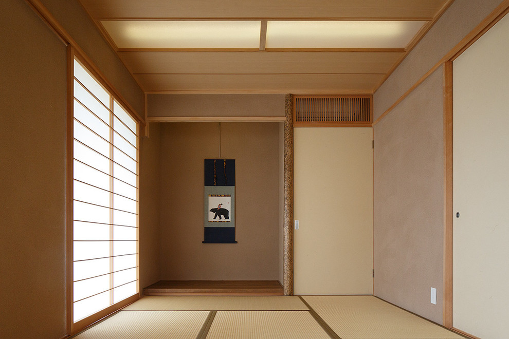 Asiatisk inredning av ett mellanstort gästrum, med beige väggar, tatamigolv och beiget golv