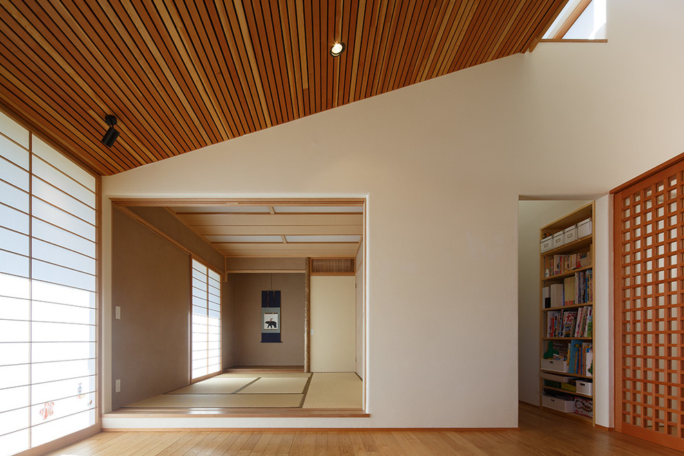 Ispirazione per una camera degli ospiti etnica di medie dimensioni con pareti beige, pavimento in tatami, nessun camino e pavimento beige