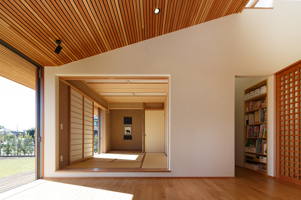 Foto di una camera degli ospiti etnica di medie dimensioni con pareti beige, pavimento in tatami, nessun camino e pavimento beige