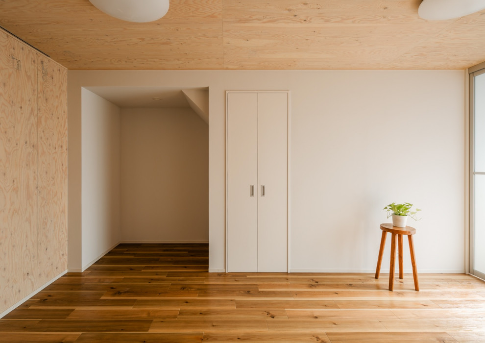 На фото: хозяйская спальня среднего размера в скандинавском стиле с бежевыми стенами, паркетным полом среднего тона, бежевым полом, деревянным потолком и деревянными стенами