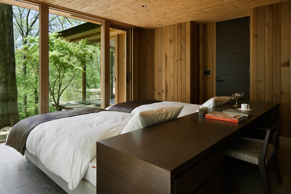 Idee per una camera da letto country con pareti marroni, pavimento in legno verniciato e pavimento grigio