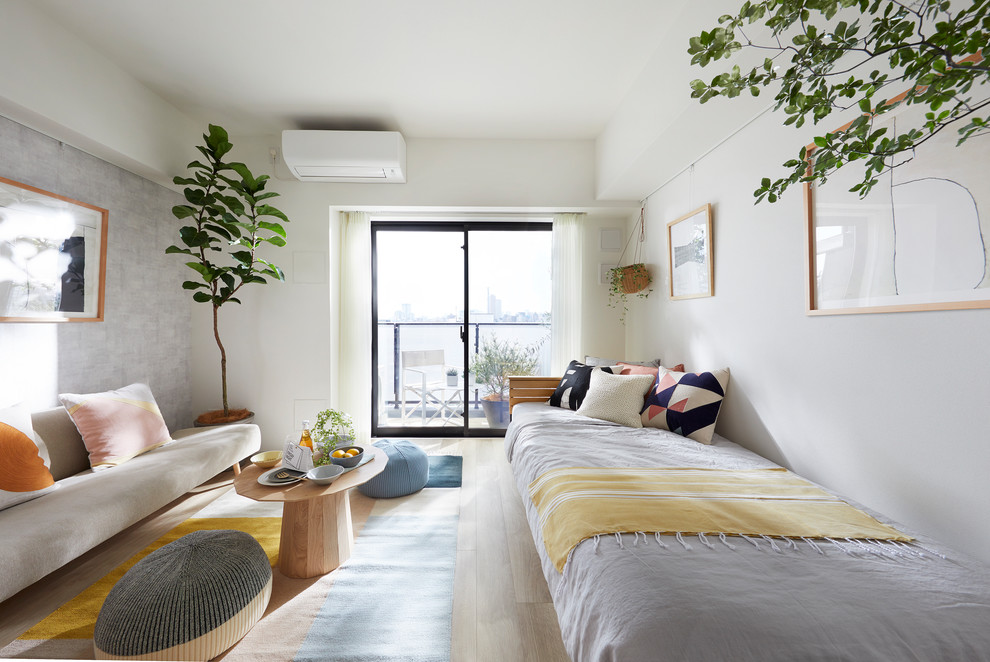 東京23区にある北欧スタイルのおしゃれな客用寝室 (白い壁、淡色無垢フローリング、ベージュの床) のレイアウト