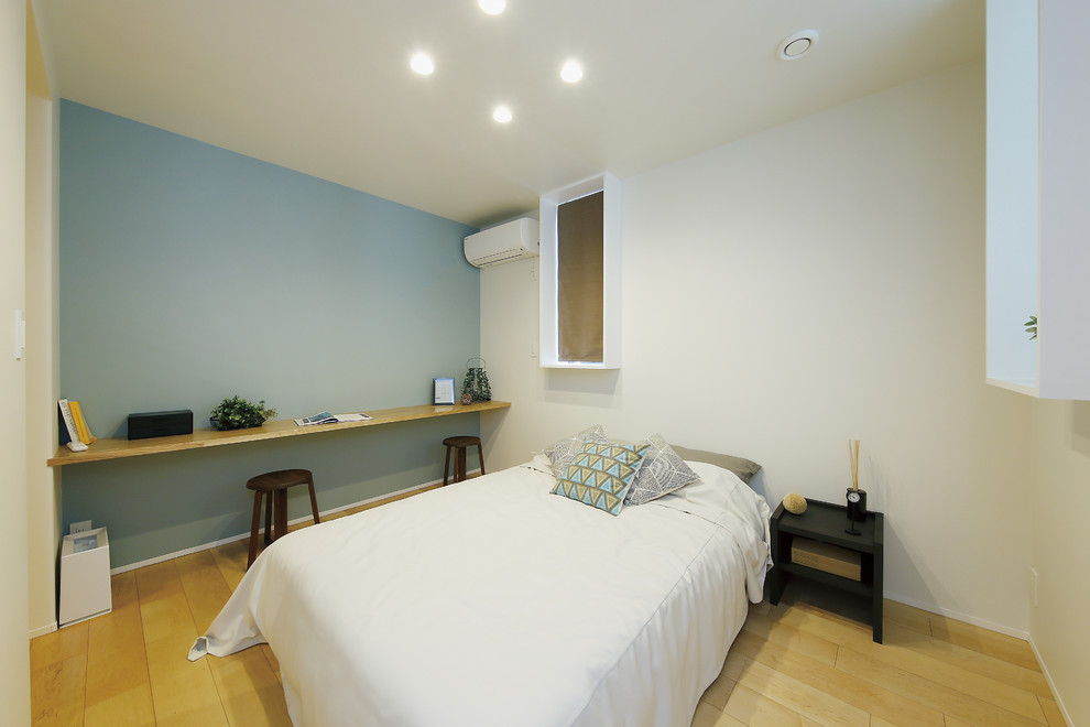 Пример оригинального дизайна: маленькая хозяйская спальня в скандинавском стиле с белыми стенами, светлым паркетным полом, коричневым полом, потолком с обоями и обоями на стенах для на участке и в саду