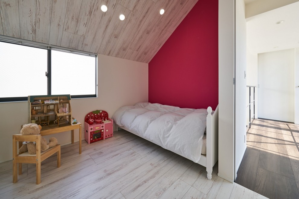 Immagine di una camera da letto moderna con pareti rosa, pavimento in legno verniciato e pavimento grigio