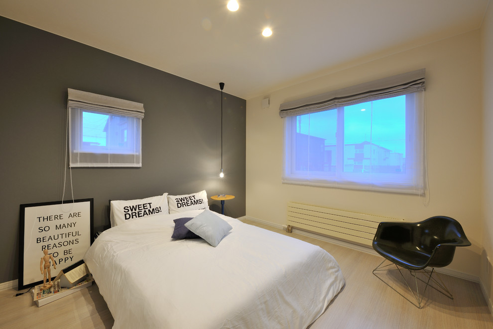 札幌にあるコンテンポラリースタイルのおしゃれな寝室 (マルチカラーの壁、塗装フローリング、ベージュの床) のレイアウト