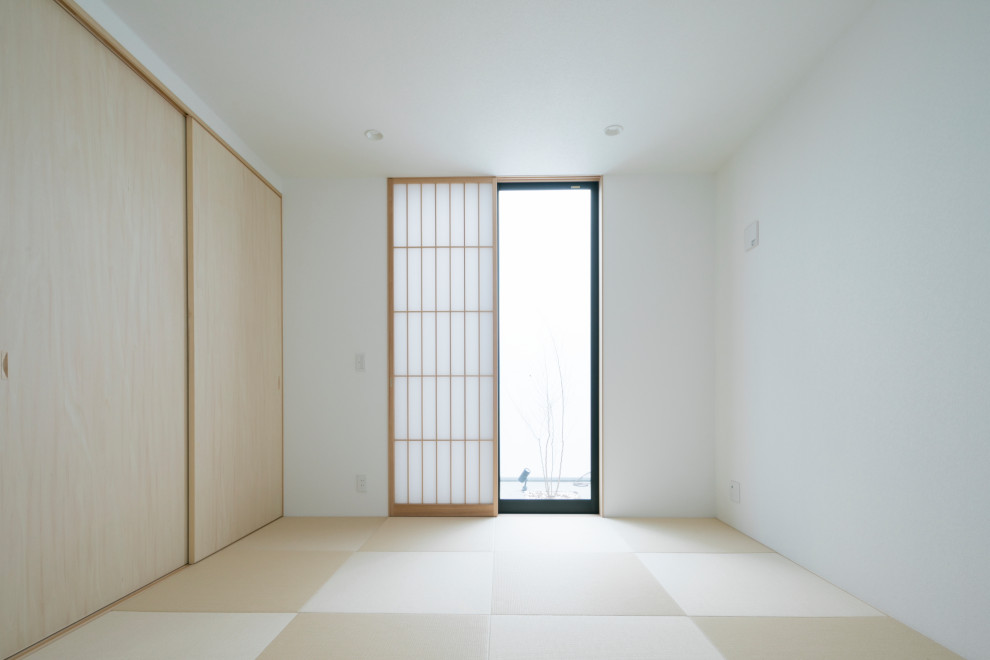 Ejemplo de habitación de invitados de estilo zen de tamaño medio con paredes blancas, tatami y suelo beige