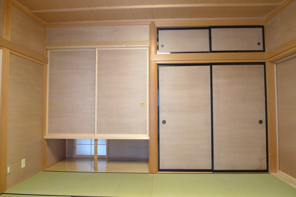 Cette image montre une très grande chambre d'amis asiatique avec un mur beige, un sol de tatami, un plafond en bois et du papier peint.