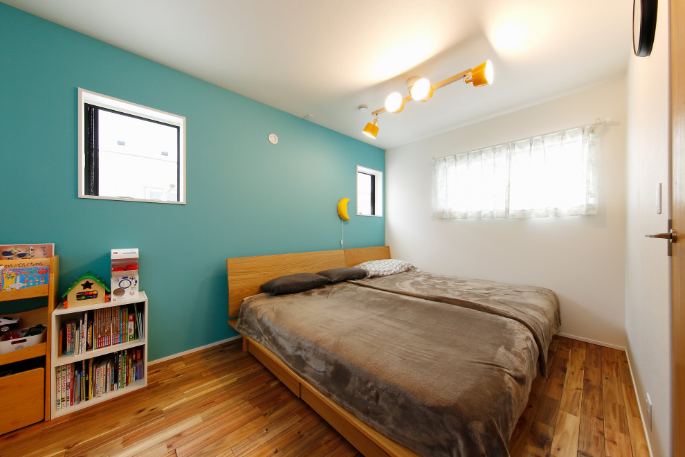 Источник вдохновения для домашнего уюта: хозяйская спальня среднего размера в стиле лофт с зелеными стенами, темным паркетным полом и коричневым полом
