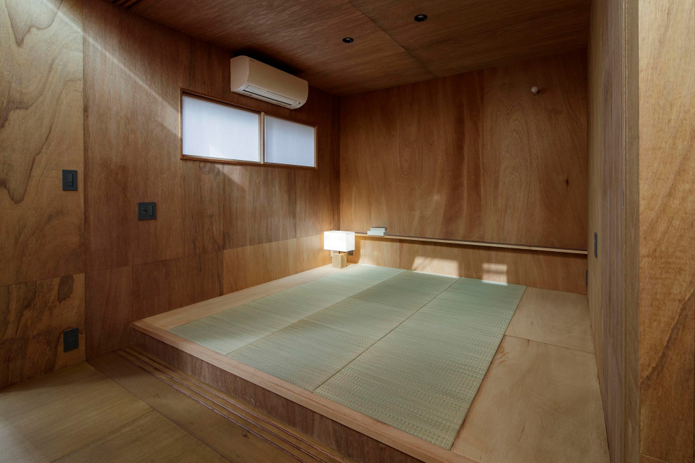 Idee per una piccola camera matrimoniale moderna con pareti marroni, pavimento in tatami, nessun camino, pavimento beige, soffitto in legno e pareti in legno