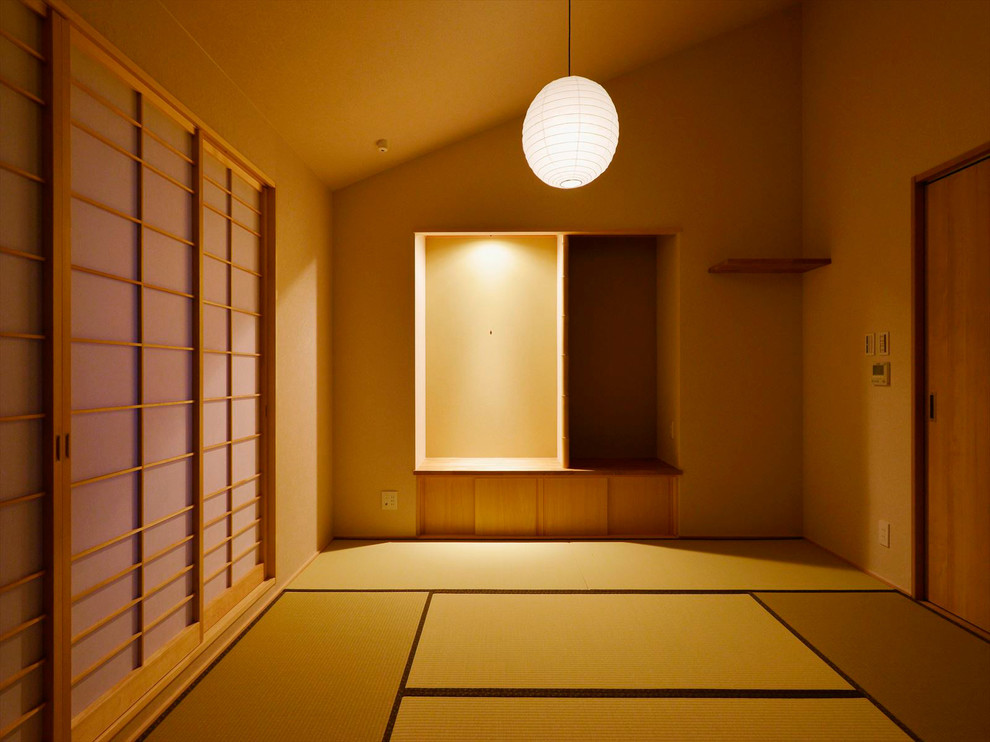 Exemple d'une chambre parentale asiatique avec un sol de tatami.