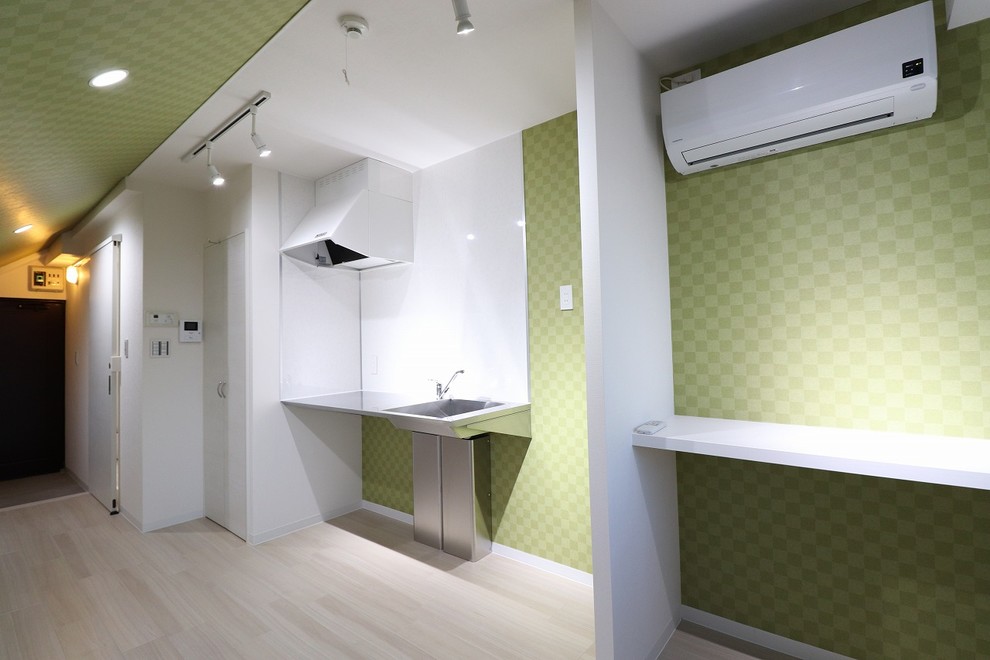 Diseño de dormitorio principal urbano pequeño con paredes verdes y suelo blanco