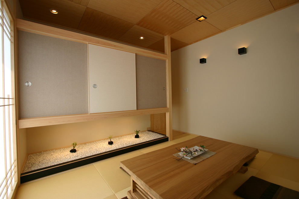 Mittelgroßes Asiatisches Hauptschlafzimmer ohne Kamin mit beiger Wandfarbe, Tatami-Boden und gelbem Boden in Sonstige