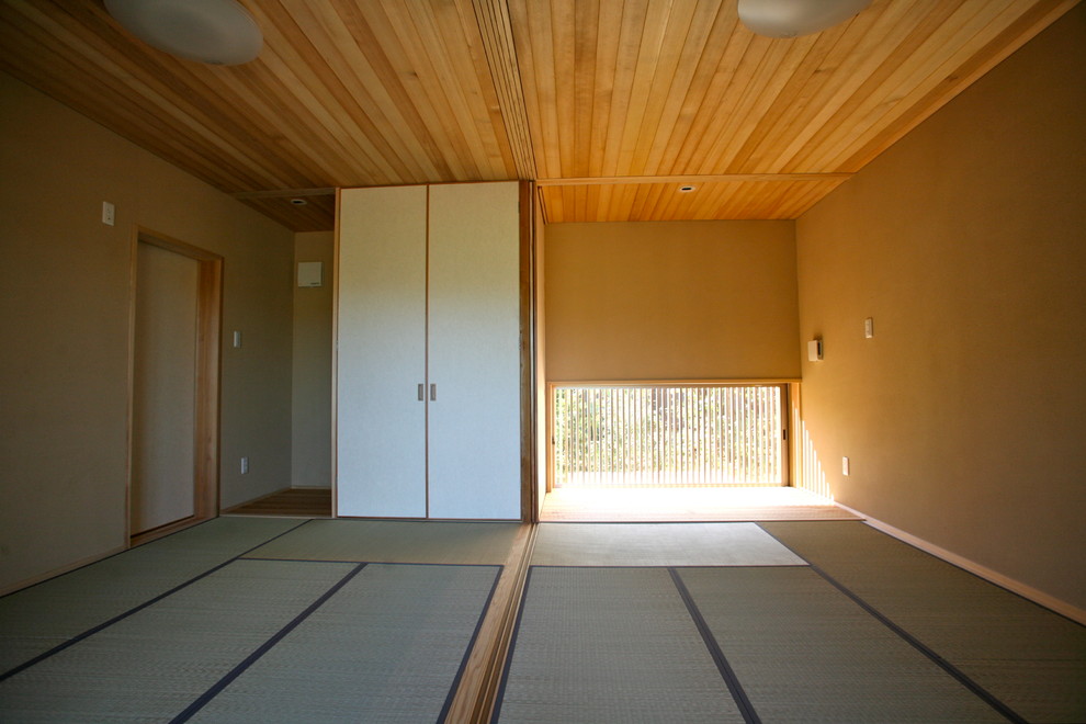 Idee per una camera matrimoniale etnica di medie dimensioni con pareti beige e pavimento in tatami