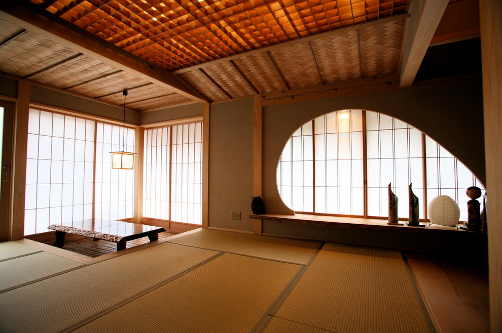 Ispirazione per una camera matrimoniale etnica di medie dimensioni con pareti beige e pavimento in tatami