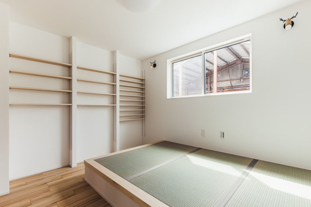 Diseño de dormitorio principal de estilo zen con suelo de contrachapado, suelo beige, papel pintado y papel pintado