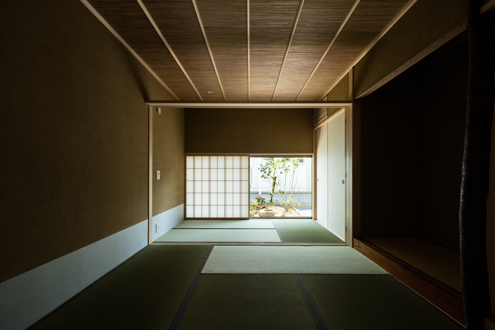 Cette image montre une chambre parentale asiatique avec un mur beige, un sol de tatami et un sol vert.