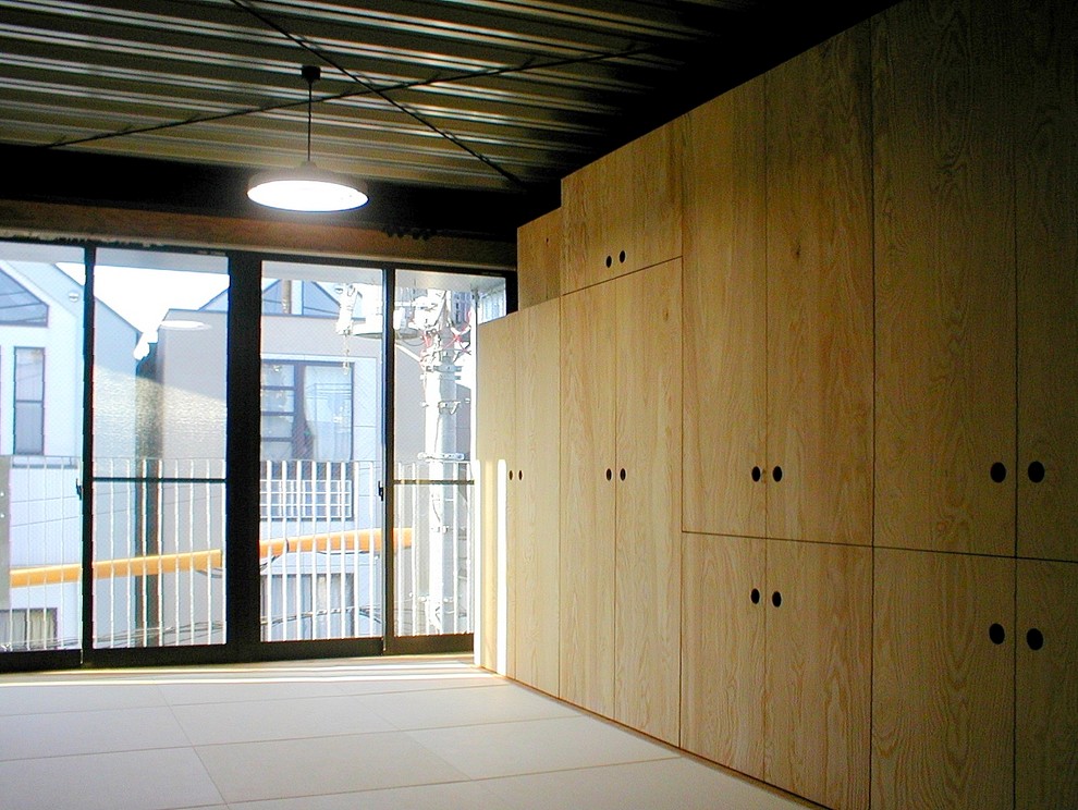 Exemple d'une chambre parentale industrielle avec un mur marron, un sol de tatami et un sol beige.