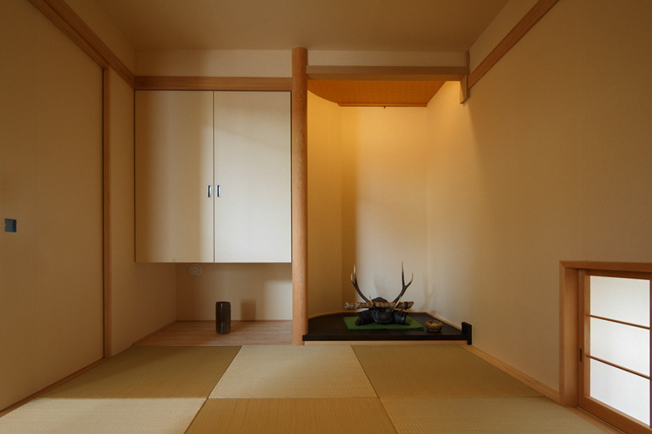 Mittelgroßes Asiatisches Gästezimmer ohne Kamin mit weißer Wandfarbe, Tatami-Boden und beigem Boden in Tokio