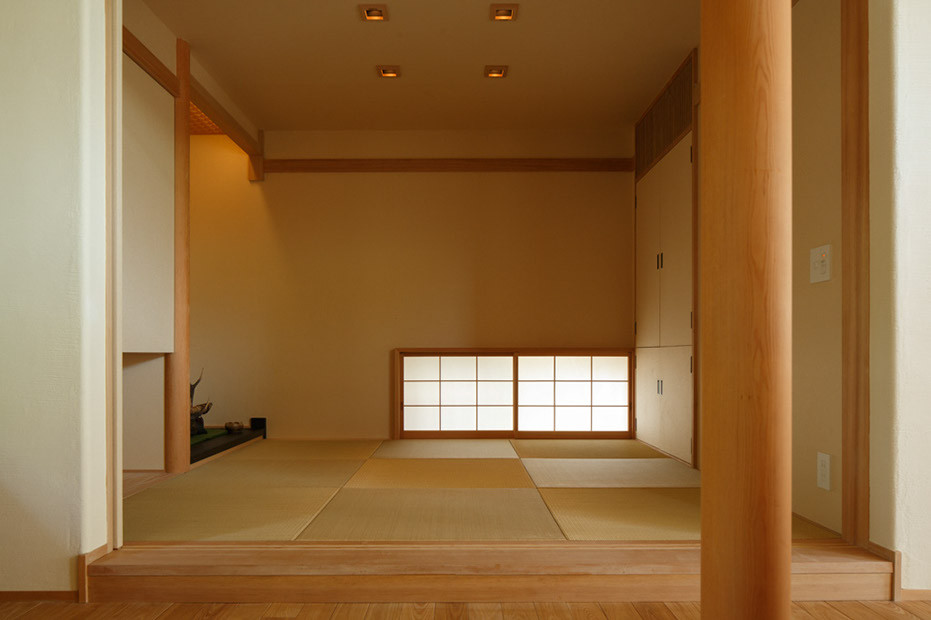 Modelo de habitación de invitados asiática de tamaño medio sin chimenea con paredes blancas, tatami y suelo beige