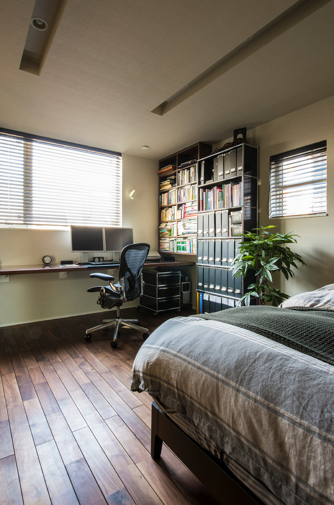 Kleines Modernes Hauptschlafzimmer ohne Kamin mit beiger Wandfarbe und braunem Holzboden in Tokio