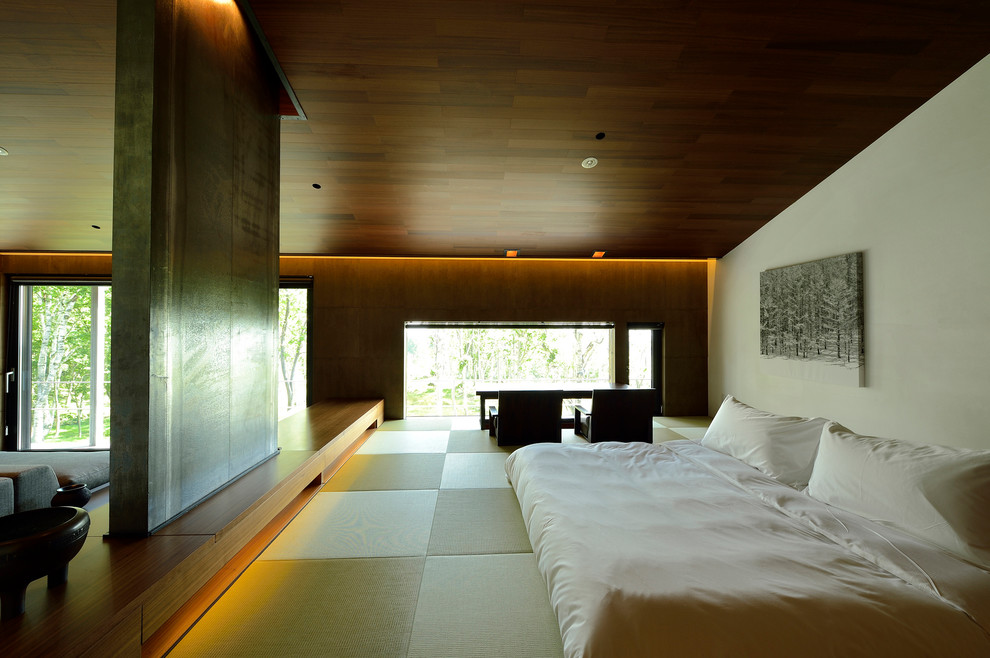 Idées déco pour une chambre asiatique avec un mur blanc et un sol de tatami.
