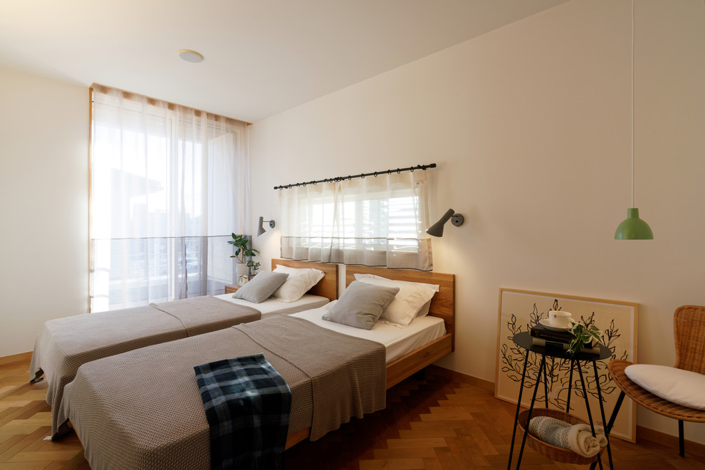 Modernes Schlafzimmer mit weißer Wandfarbe, braunem Holzboden und braunem Boden in Tokio