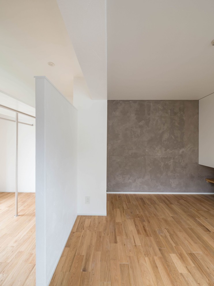 Idéer för att renovera ett stort funkis huvudsovrum, med vita väggar, mellanmörkt trägolv och brunt golv
