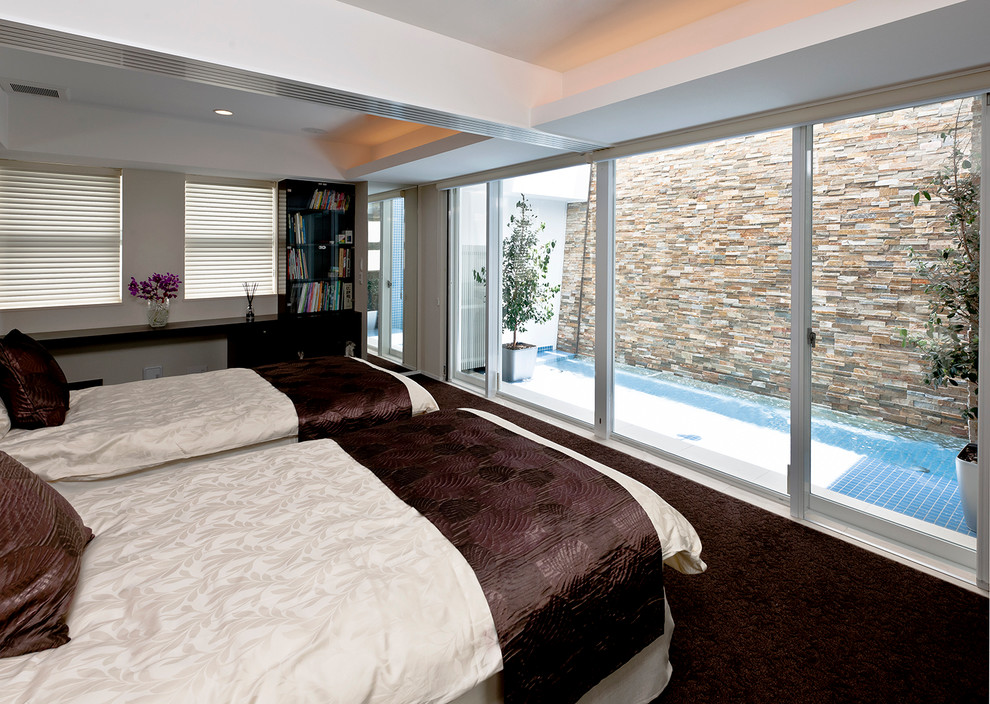 На фото: хозяйская спальня среднего размера в стиле модернизм с белыми стенами и ковровым покрытием без камина