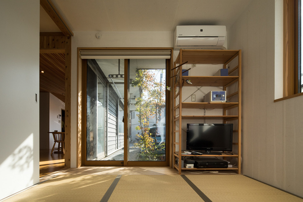 Cette photo montre une chambre d'amis moderne de taille moyenne avec un mur blanc, un sol de tatami, aucune cheminée et un sol beige.