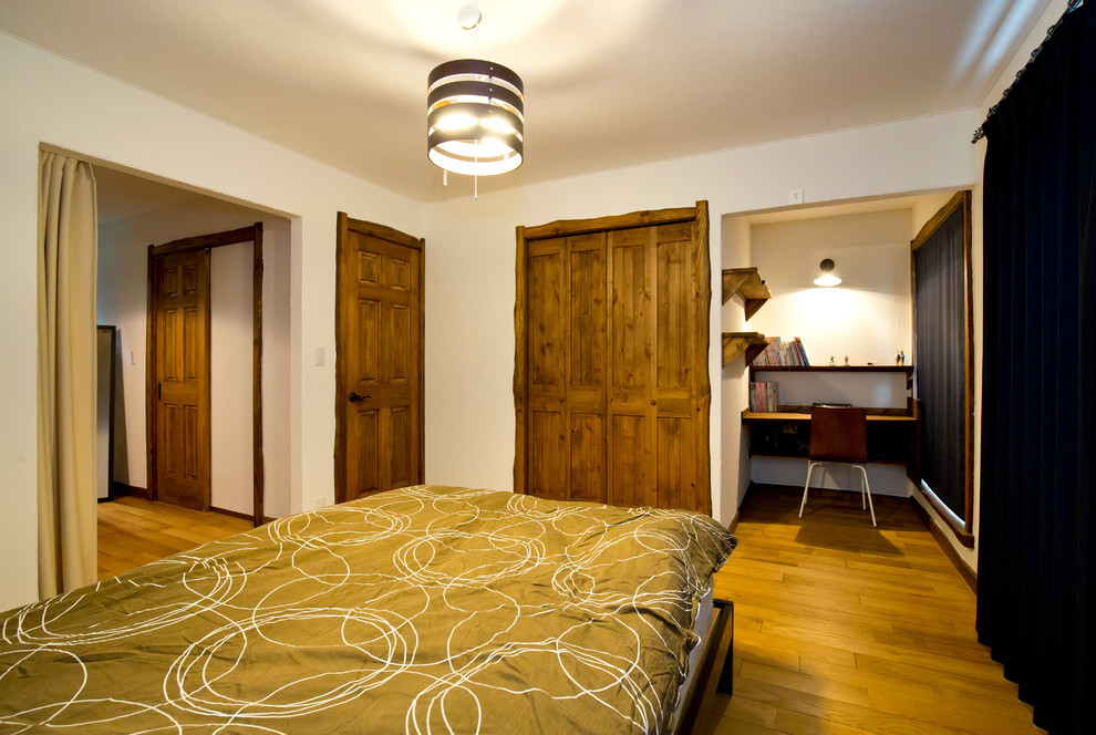 他の地域にある地中海スタイルのおしゃれな主寝室 (白い壁、合板フローリング、暖炉なし) のレイアウト
