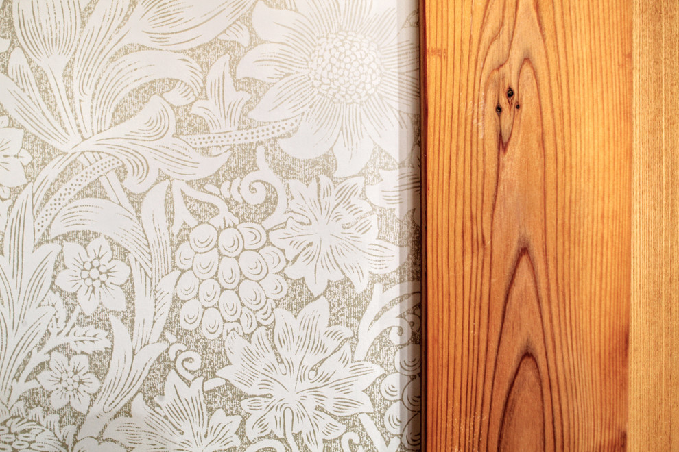 Esempio di una camera matrimoniale boho chic con pareti beige e pavimento in legno massello medio