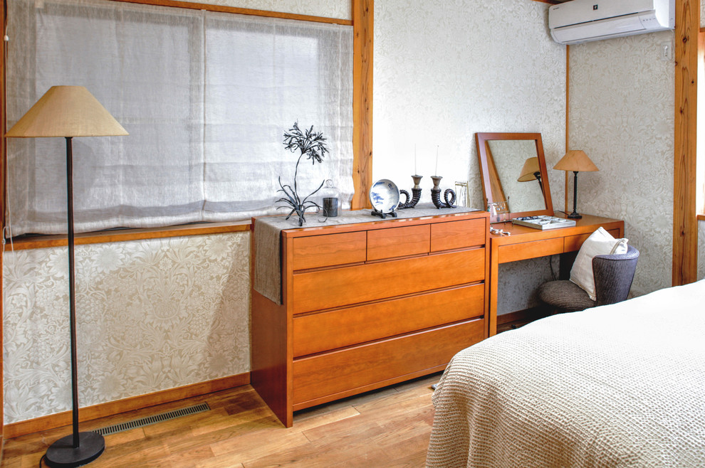 横浜にあるエクレクティックスタイルのおしゃれな主寝室 (ベージュの壁、無垢フローリング)