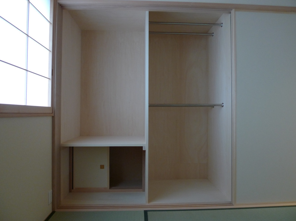 Idée de décoration pour une petite chambre parentale minimaliste avec un mur beige, un sol de tatami, un plafond en bois et du papier peint.
