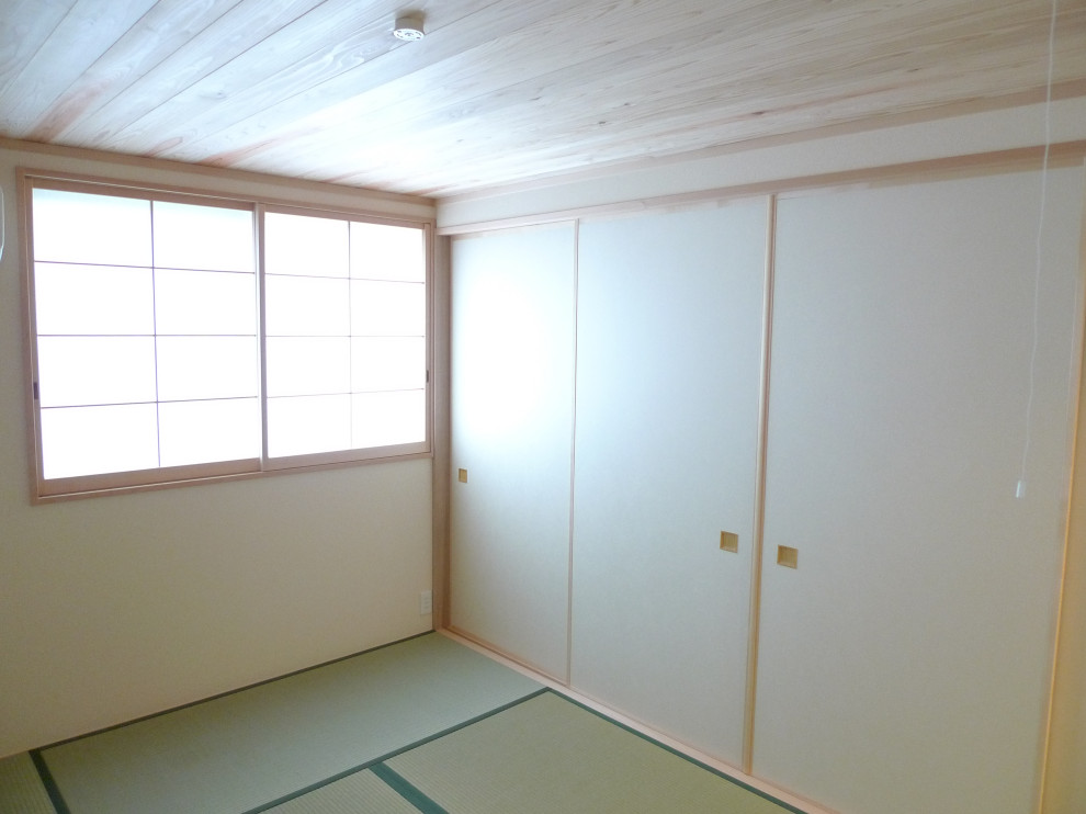 Kleines Modernes Hauptschlafzimmer mit beiger Wandfarbe, Tatami-Boden, Holzdecke und Tapetenwänden in Sonstige