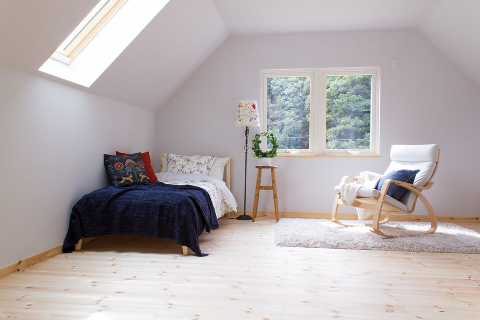 他の地域にある中くらいな北欧スタイルのおしゃれな寝室 (白い壁、淡色無垢フローリング、暖炉なし)