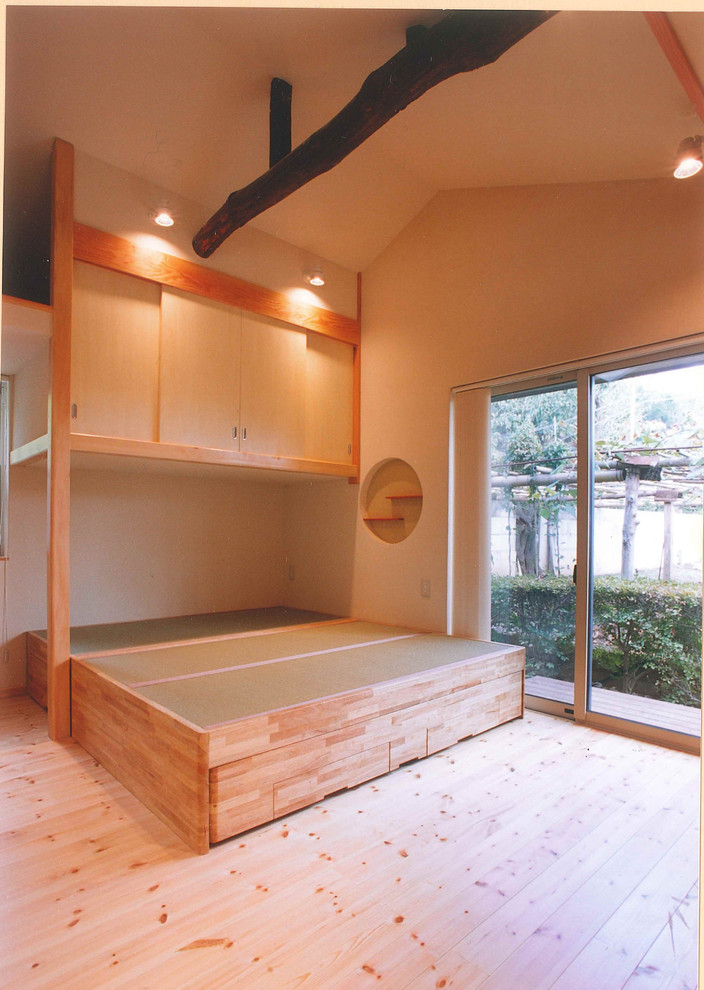 Kleines Skandinavisches Hauptschlafzimmer mit beiger Wandfarbe, Tatami-Boden und beigem Boden in Sonstige