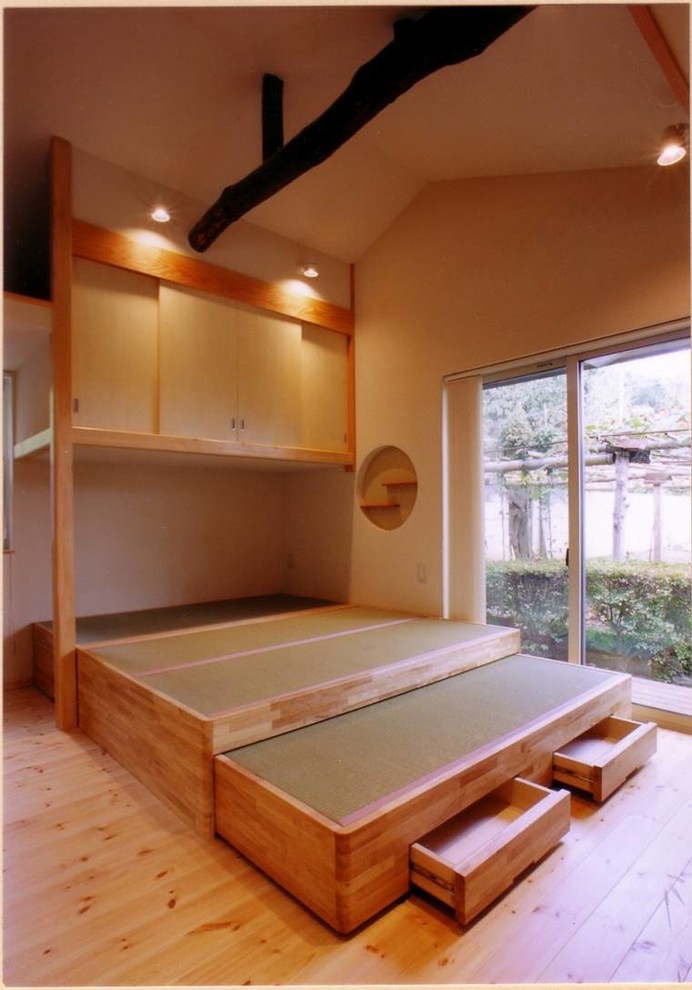 Immagine di una camera matrimoniale etnica con pareti beige, pavimento in tatami e pavimento beige