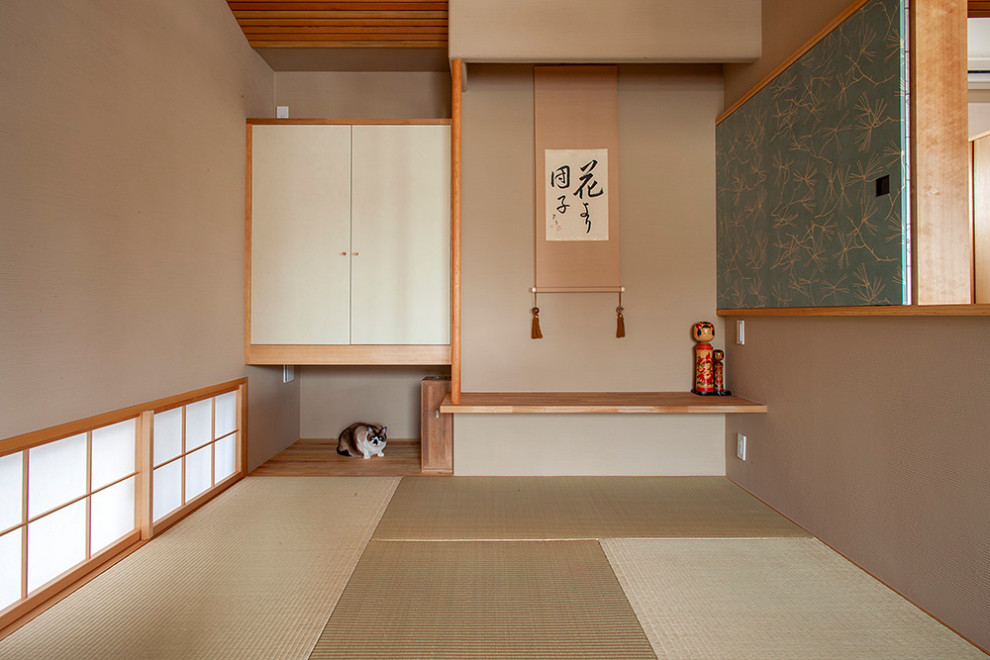 Imagen de habitación de invitados de estilo zen pequeña sin chimenea con paredes beige, tatami y suelo beige
