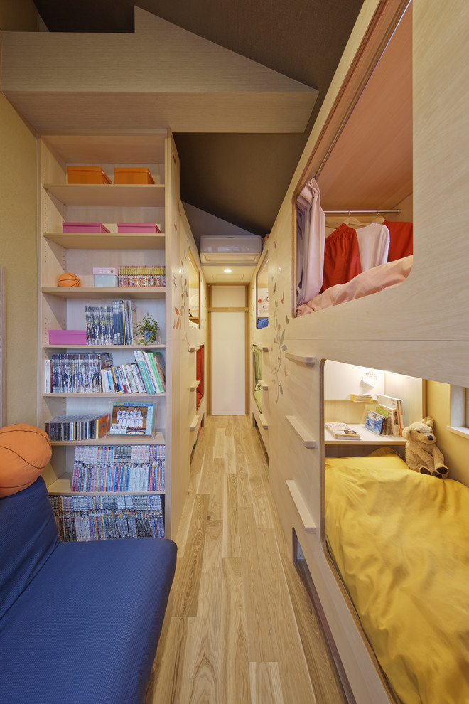 Foto de dormitorio minimalista pequeño con paredes beige, suelo de madera clara y suelo marrón