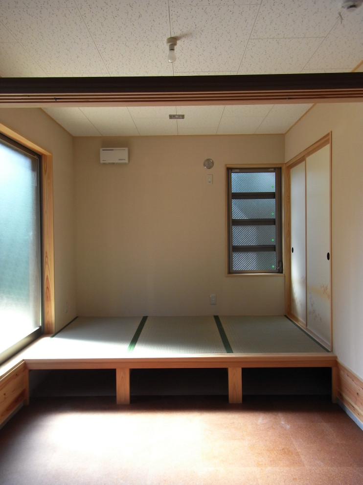 Inspiration pour une petite chambre parentale chalet avec un mur blanc, un sol de tatami et un sol beige.