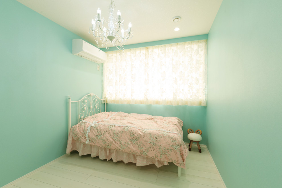 На фото: спальня среднего размера в стиле модернизм с зелеными стенами, полом из фанеры, белым полом, потолком с обоями и обоями на стенах