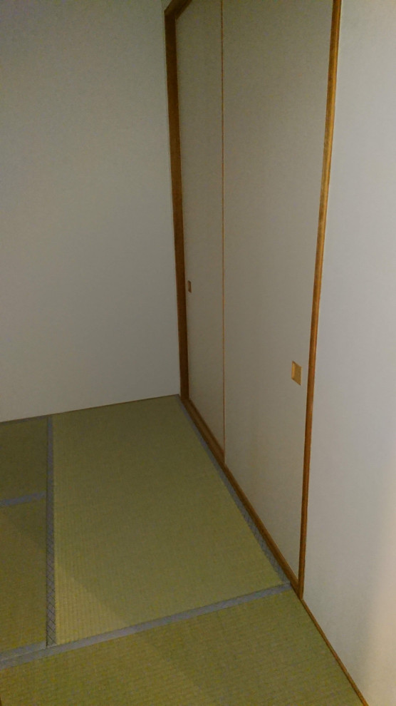 Foto de dormitorio principal clásico pequeño con paredes blancas y tatami