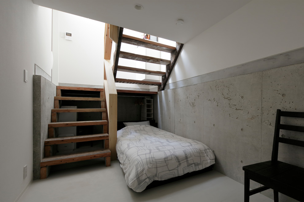 На фото: гостевая спальня (комната для гостей) в стиле модернизм с белыми стенами, полом из винила и белым полом