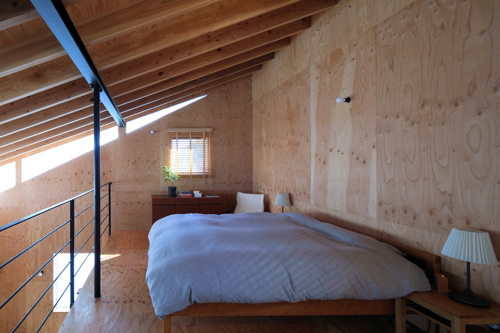 他の地域にあるコンテンポラリースタイルのおしゃれな寝室 (茶色い壁、無垢フローリング、茶色い床)