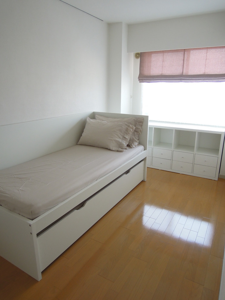 Imagen de dormitorio escandinavo con paredes blancas, suelo de contrachapado y suelo beige