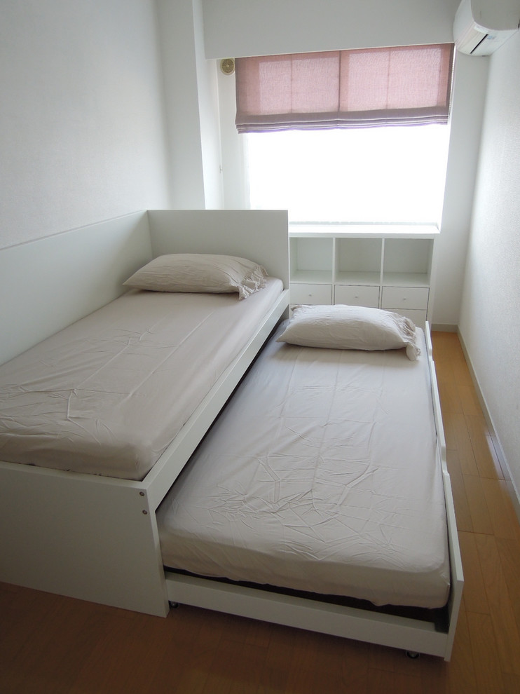Foto de dormitorio escandinavo con paredes blancas, suelo de contrachapado y suelo beige