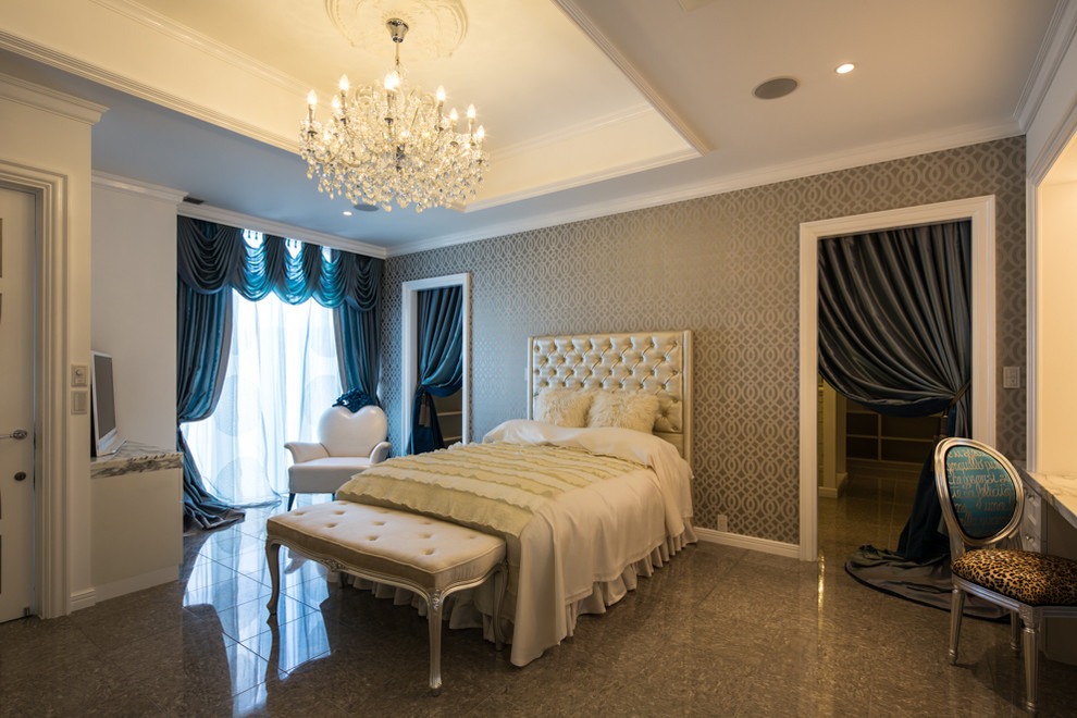 Foto di una camera da letto chic con pareti grigie, pavimento in marmo e pavimento grigio