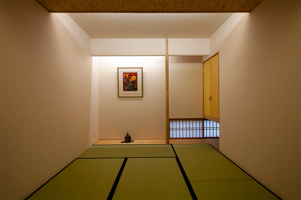 Esempio di una camera degli ospiti etnica di medie dimensioni con pareti bianche, pavimento in tatami, nessun camino e pavimento beige