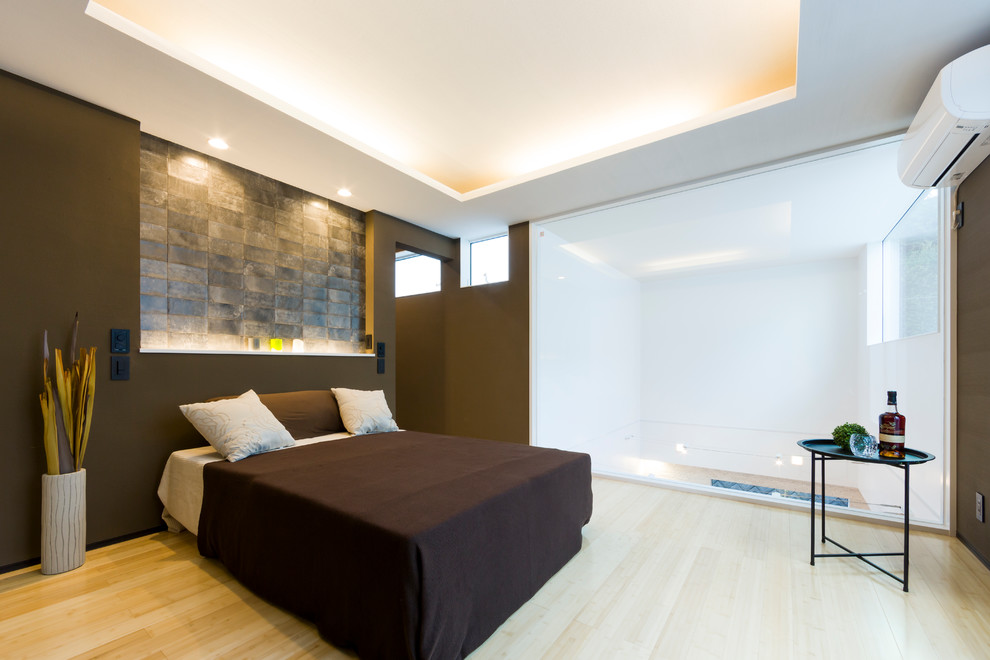 Imagen de dormitorio principal actual con paredes blancas, suelo de madera clara y suelo beige