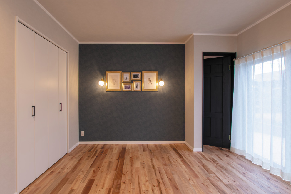 Ispirazione per una camera matrimoniale minimalista con pareti multicolore, pavimento in legno massello medio, nessun camino, pavimento marrone, soffitto in carta da parati e carta da parati